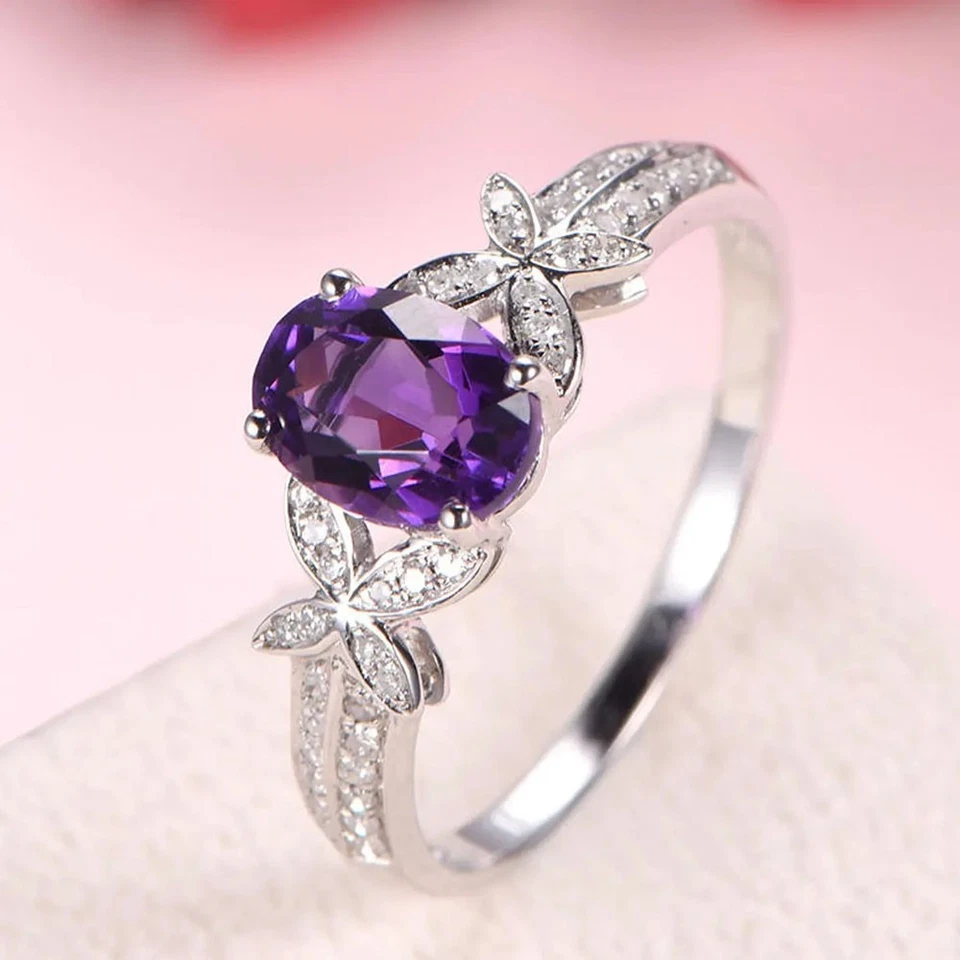 Anillo con punta de diamante y amatista natural de corte ovalado de 3,50 quilates enchapado en oro blanco de 14K Foto 3 de 4