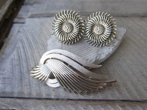 Vintage Silver Tone TRIFARI Ribbon Swirl Pin Brooch Flower Clip Earrings LOT