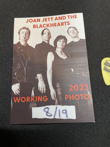 Joan Jett & the Blackhearts 2023 Konzert Tour Backstage Pass und Gitarrenplektrum - Bild 2 von 5
