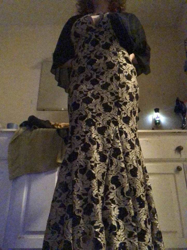 Vestido en venta! ¡Talla 8! ¡Solo usado una vez! ¡Muy dispuesto a precio negociable! Foto 2 de 4