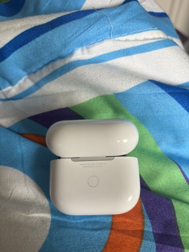 Apple AirPods 3rd Generation - Replacement Right Side Ear Only  & Charging Case - Picture 3 of 5