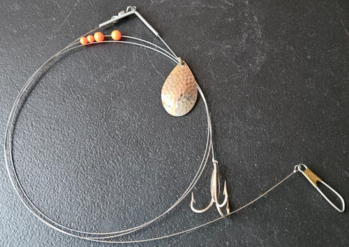 SPLIT WIRE FISHING RIG. TREBLE HOOK, METAL 2-TONE LURE, RED ROUND BEADS
