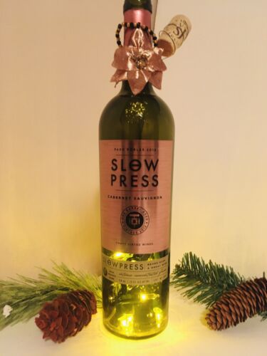  Decorated Wine Bottle Slow Press with LED Lights Beautiful Decor Handmade NEW - 第 1/4 張圖片