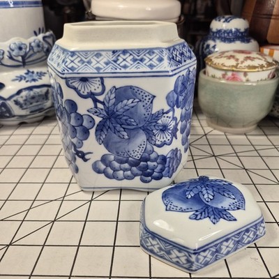 Chinese Blue & White Porcelain Tea Caddy Jar Fruit Grapes Pomegranate Lid 6'' B06