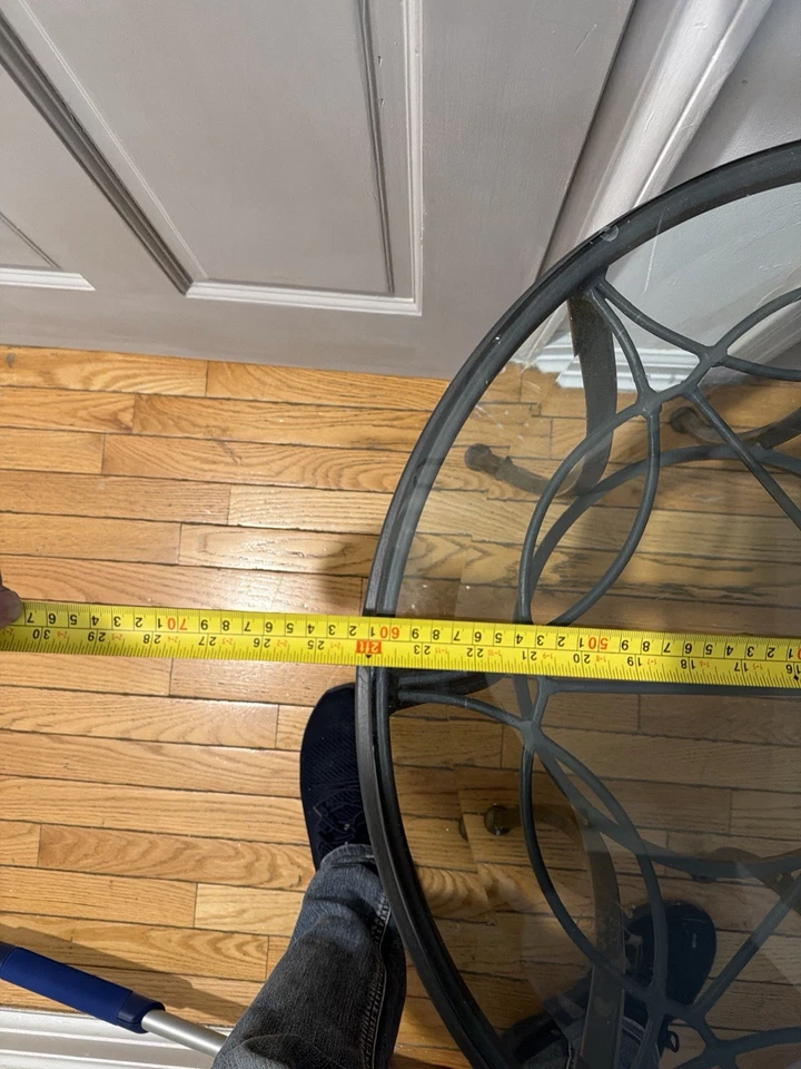 Mesa auxiliar con base metálica y tapa redonda de cristal Foto 4 de 4