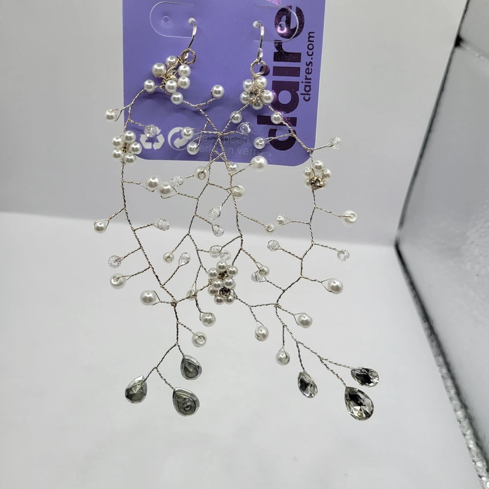 Pendientes colgantes Claire's imitación perlas y pedrería flores en rama de alambre retorcido Foto 4 de 4