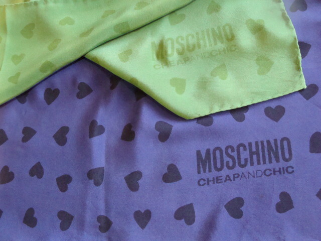 MOSCHINO, grande, bufanda de seda, nuevo. hecho en Italia, con motivo de corazón. ¡barato y elegante!