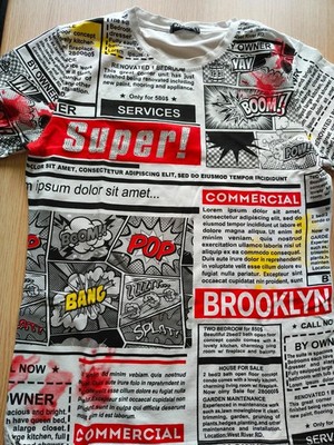 Flex Style T-Shirt mit Cartoon Print und Zeitung. Strass Details.