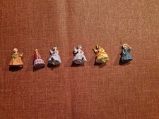 Sechs gebrauchte Figuren H0. Damen in historischen Kleidern.