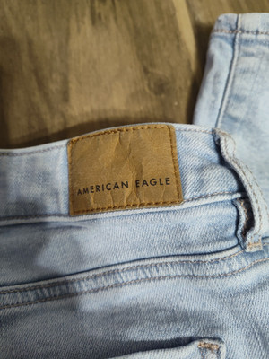American Eagle Teen Girls Jeans. Size 4.  Low rise.  Waist is 15 1/2''  One Side.