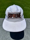 NEUF AVEC ÉTIQUETTE casquette chapeau snap back blanc Supreme Metallic Arc 6 panneaux