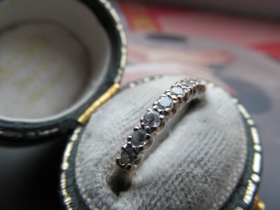 Halb Eternity Ring aus 9 kt Gold mit weißem Stein gepunzt. 1g. Größe N/O