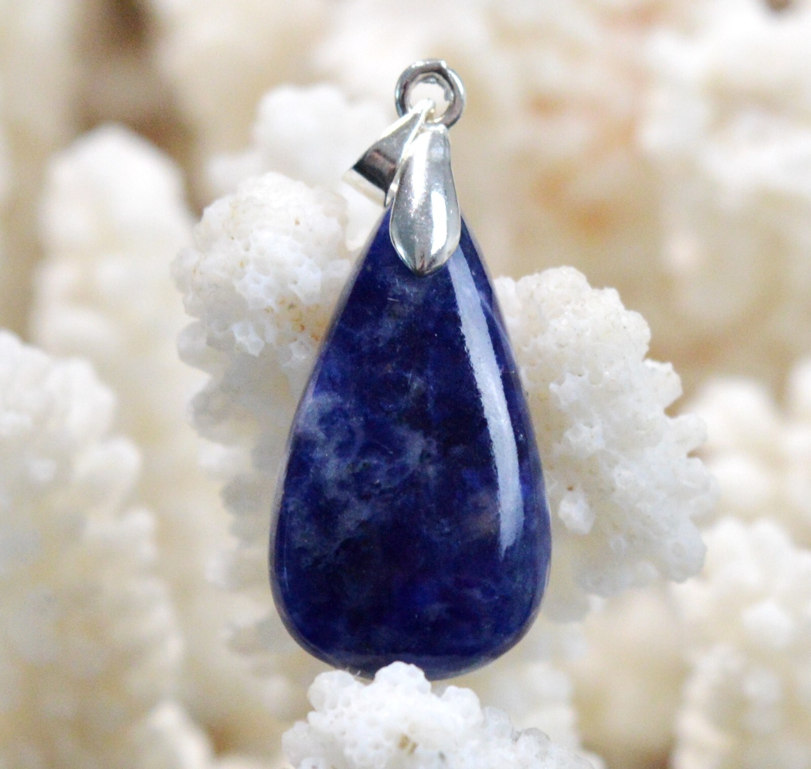 Pendentif sodalite naturelle de Namibie et or 14 cts, idéal pour harmoniser le chakra de la gorge