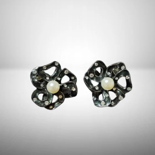 Pendientes de perlas de camelia vintage de diamantes de imitación Chanel 3 cm negros Japón [usados] Foto 4 de 4