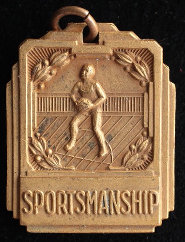 KAPPYSCOINS  GH535 VINTAGE COLLEGE   BASKETBALL  SPORTMANSHIP MEDAL 22X25MM