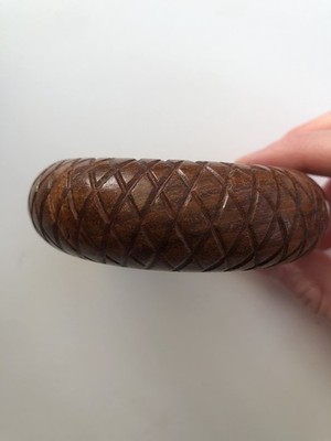 Holz Armreif Armband geschnitzt Rautenmuster