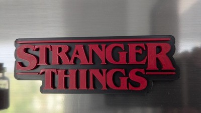 STRANGER THINGS  Kühlschrankmagnet 3D-Schriftzug schwarz/rot