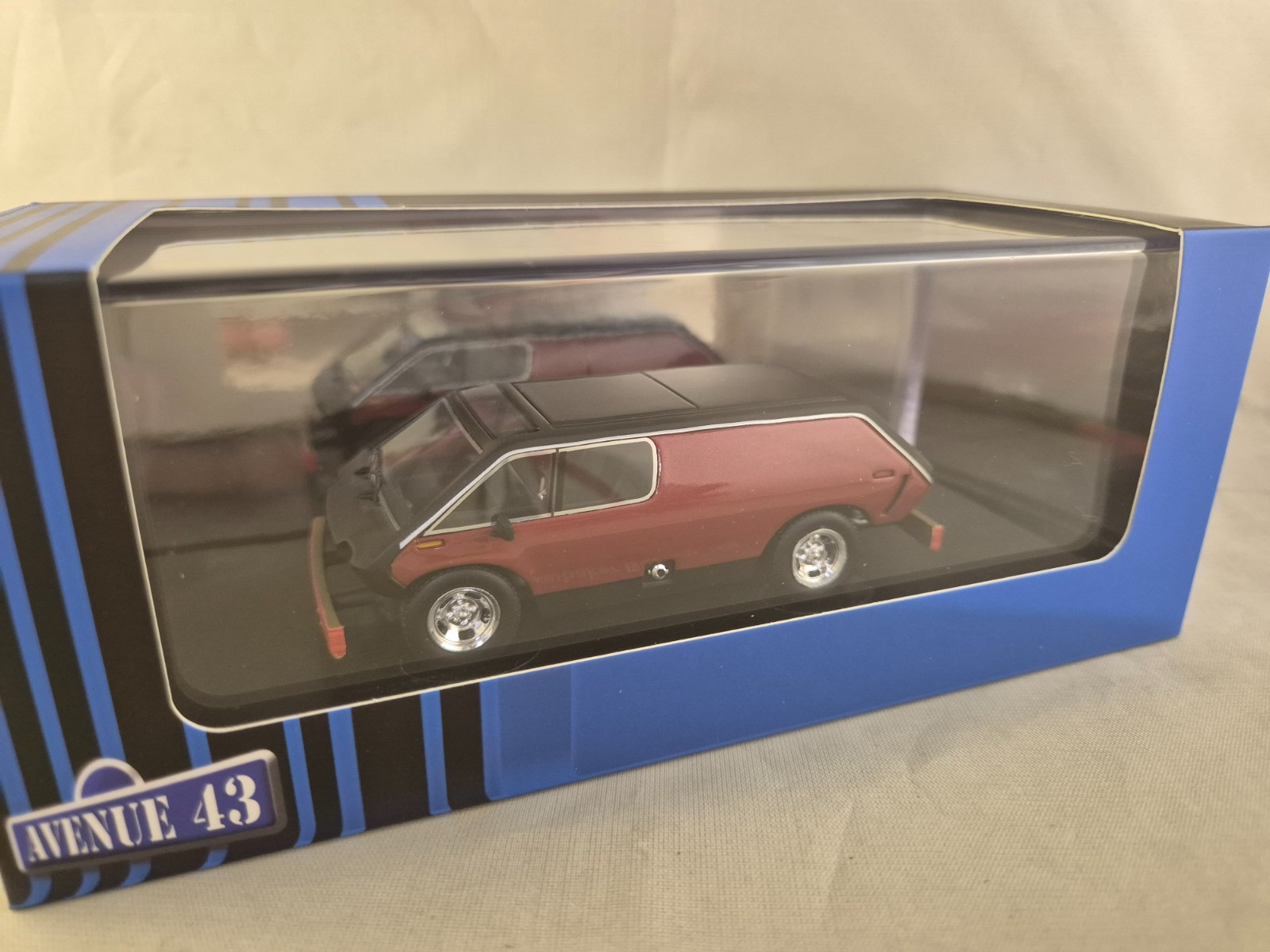 Avenue AVN60142 Brubaker Box Van 1972 USA rouge noir échelle 1/43