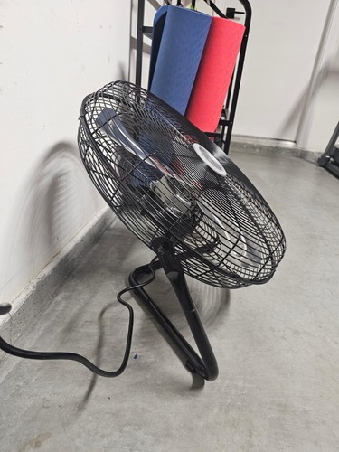 Lasko High Velocity Wall Mount Floor Fan with Pivoting Head 3 Speeds 20" Black - 第 3/12 張圖片