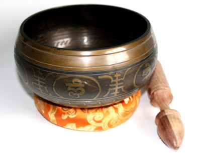 5.5 '' Tibetan  singing bowl with cushion  .  Made in Nepal