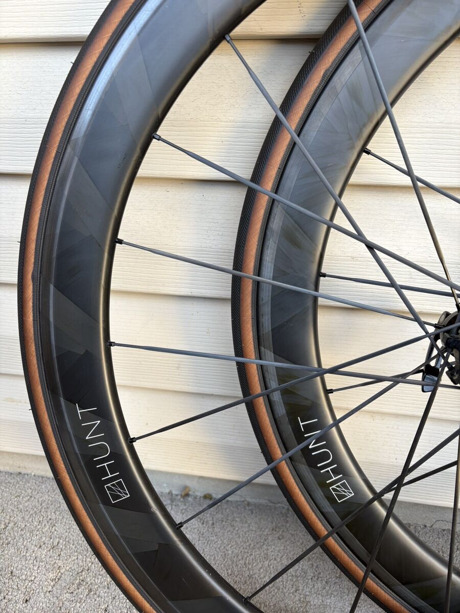 HUNT Aero Carbon Tubeless Wheelset w/S-Works 28mm tires HUNT Aero Carbon Tubeless Wheelset w/S-Works 28mm tires