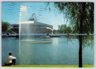 L364703 University of York Die Central Hall von gegenüber dem University Lake gesehen