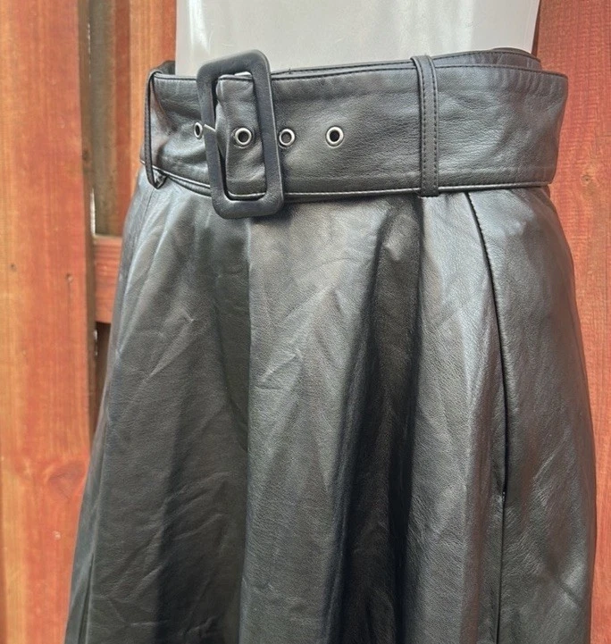Saia Zara Couro Preto Midi Linha A Tamanho P - Imagem 3 de 4