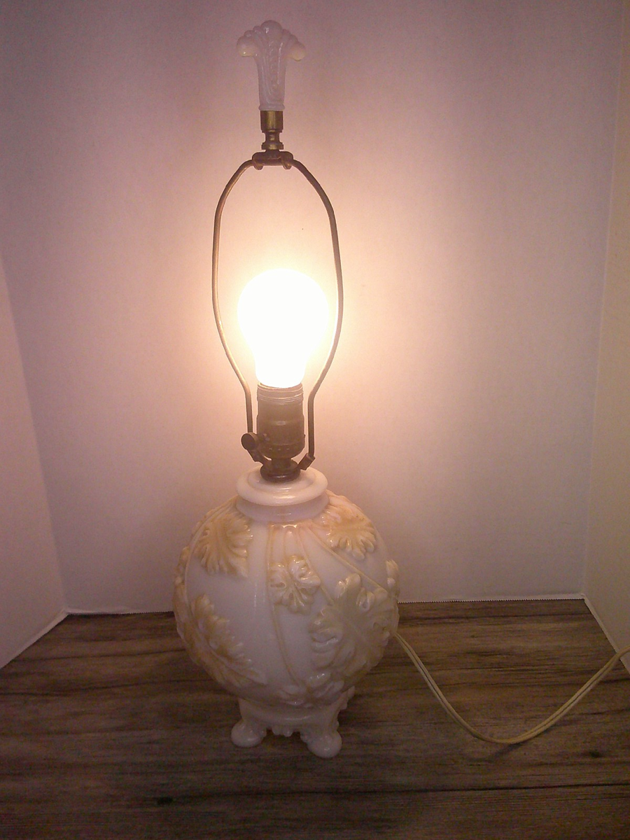 vintage Aladdin Ala cite Moonstone oak leaf cameo glass lamp w