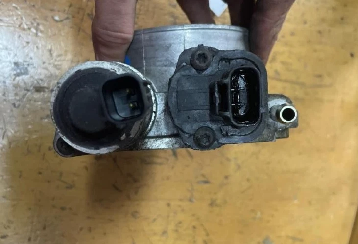 2003 - 2007 年道奇 CARAVAN 3.3L 节气门车身/阀门 Assy — 第 2/3 张图片