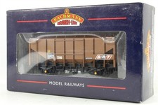 Bachmann 33-125B OO gauge PAF 35t Bulk Grain Wagon - Chocolate brown