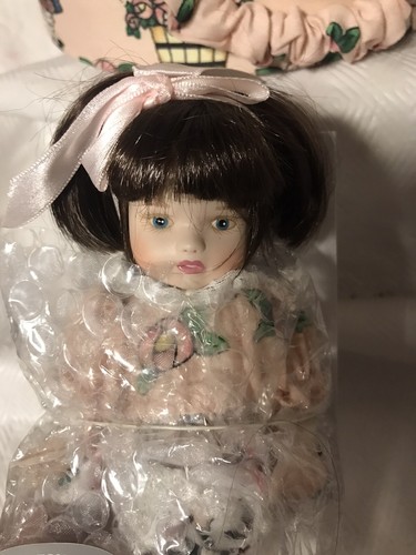 DELTON FINE COLLECTIBLE DOLL WITH CASE AND CLOTHING - Picture 3 of 13