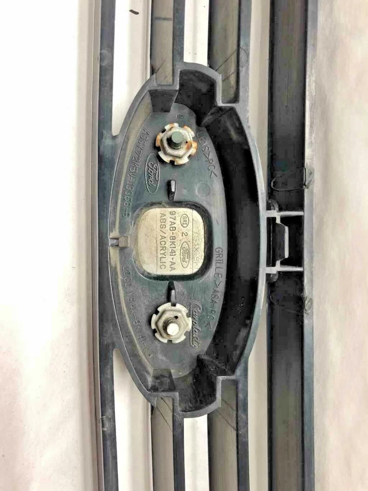 Ford Focus 2002 parachoques delantero parrilla radiador con emblema parte exterior OEM Foto 3 de 4