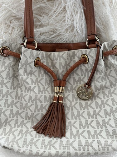 Set 2 pezzi borsa a tracolla e portafoglio Michael Kors Marina Tan MK tela con coulisse - Foto 6 di 20