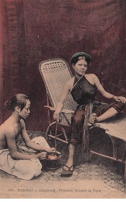 Tonkin Haiphong Frau raucht Pfeife
