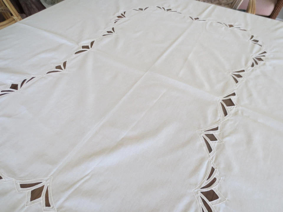 Large Formal Wilton Court Bone Art Deco Style Tablecloth 68" x 104" - Image 4 of 4
