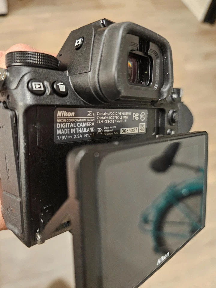 Nikon Z6 Mirrorless con accesorios!  ¡Apenas usado!  Pagado $3,500 Foto 4 de 4