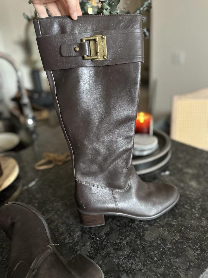 Botas altas de cuero marrón Tahari para mujer detalle de hebilla de latón talla 7 Foto 3 de 4