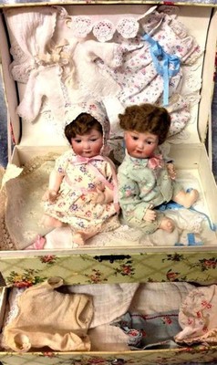 A. M. - Puppen (Zwillinge) aus der Serie 975 im Trousseau