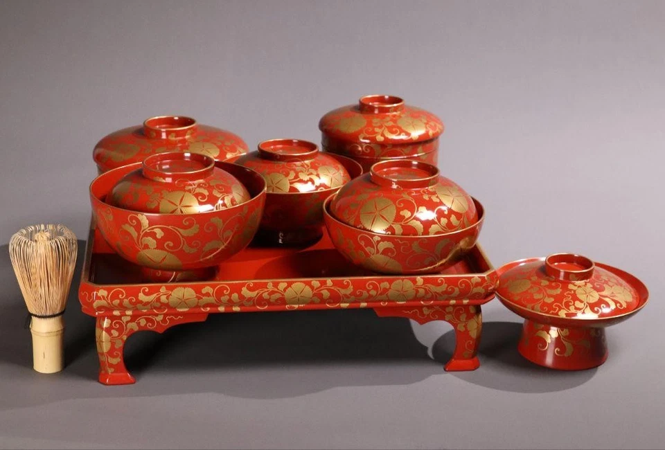 Shitugei Mochizuki Hana Karakusa Oro Makie Laca Roja Comedor con Bandeja con Patas Foto 2 de 4