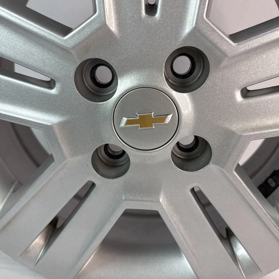 Llanta Chevrolet Spark 2013-2015 15" de fábrica OEM plateada 95954820 4 orificios Chevy Foto 2 de 4