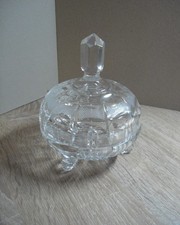 Kristallglasschale mit Deckel 505 g, Höhe mit Deckel 13 cm. Durchmesser 12 cm