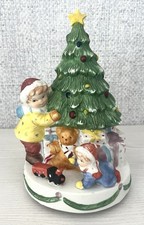 Spieluhr-Porzellan Weihnachtlich-Kinder vorm Tannenbaum,Musik - Marry Christmas 