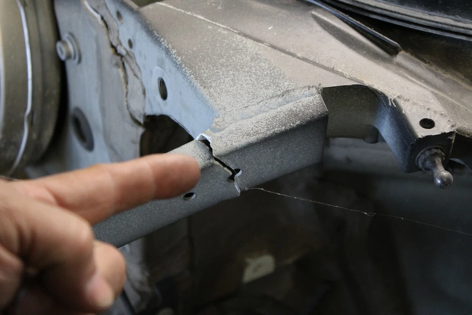 2008-2015 Audi R8 Front Frame Rail Apron Radiator Support damaged OEM Used Foto 4 de 4