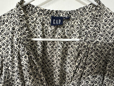 GAP Floral Smocked Fit & Flare Knee Length Dress V-Neck 3/4 Sleeve White Black