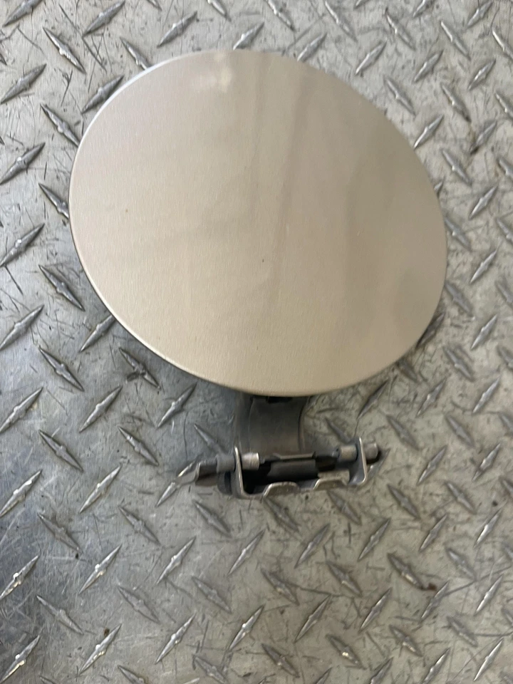 Chevrolet Silverado 1999-2007 puerta del tanque de combustible OEM dorado 398E probado Foto 3 de 4