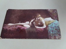 Alte AK  Künstlerkarte, junge Frau liegt auf Diwan