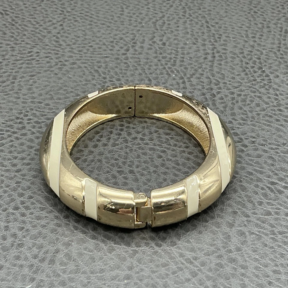 Pulseira articulada Banana Republic tom dourado creme esmalte cúpula robusta 6,2" - Imagem 4 de 4