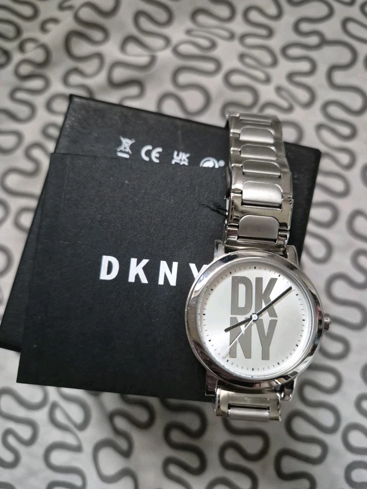 Uhr DKNY in silber sehr guter Zustand Damenuhr - Bild 2 von 3