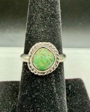 VTG 1970s Navajo Sterling Silver Green Turquoise Ring Leaf Feather Design sz 6