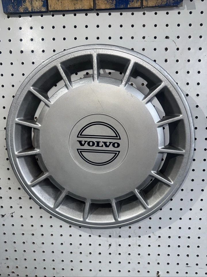 Volvo 240 242 244 hubcap 1989- 1993 fits 14 inch wheels, p/n 3540176, 62002 A 01 - Image 2 of 4